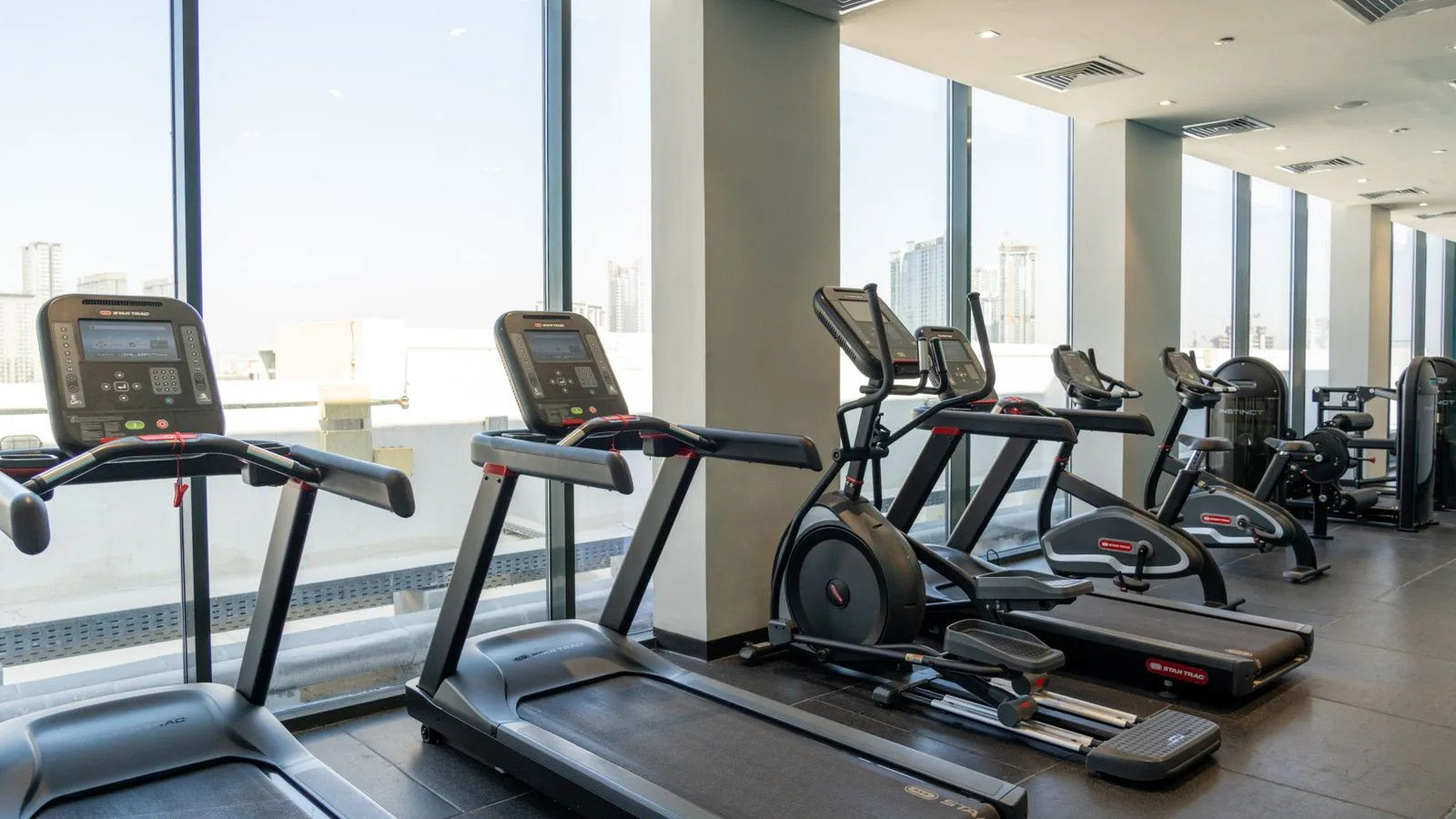 Referencia visual de gimnasio equipado
